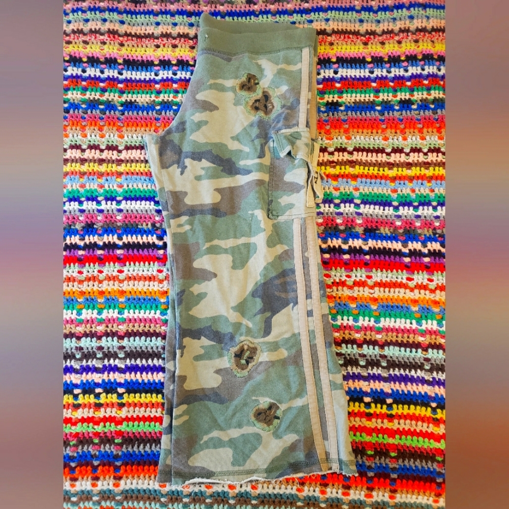 Vintage Y2k Camo Cargo Capri Sweatpants Low-rise with Flower and Stripe detail
